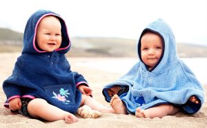 Bebés, toallas, arena, playa, secar, poncho