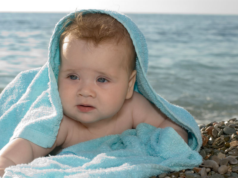 bebé, otitis externa, playa, verano, toalla, enfermedad