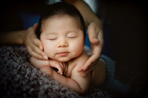 bebé, masaje, estreñimiento, gases, estómago, leche materna