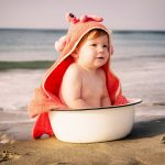 bebé, mar, verano, arena, protección, consejos