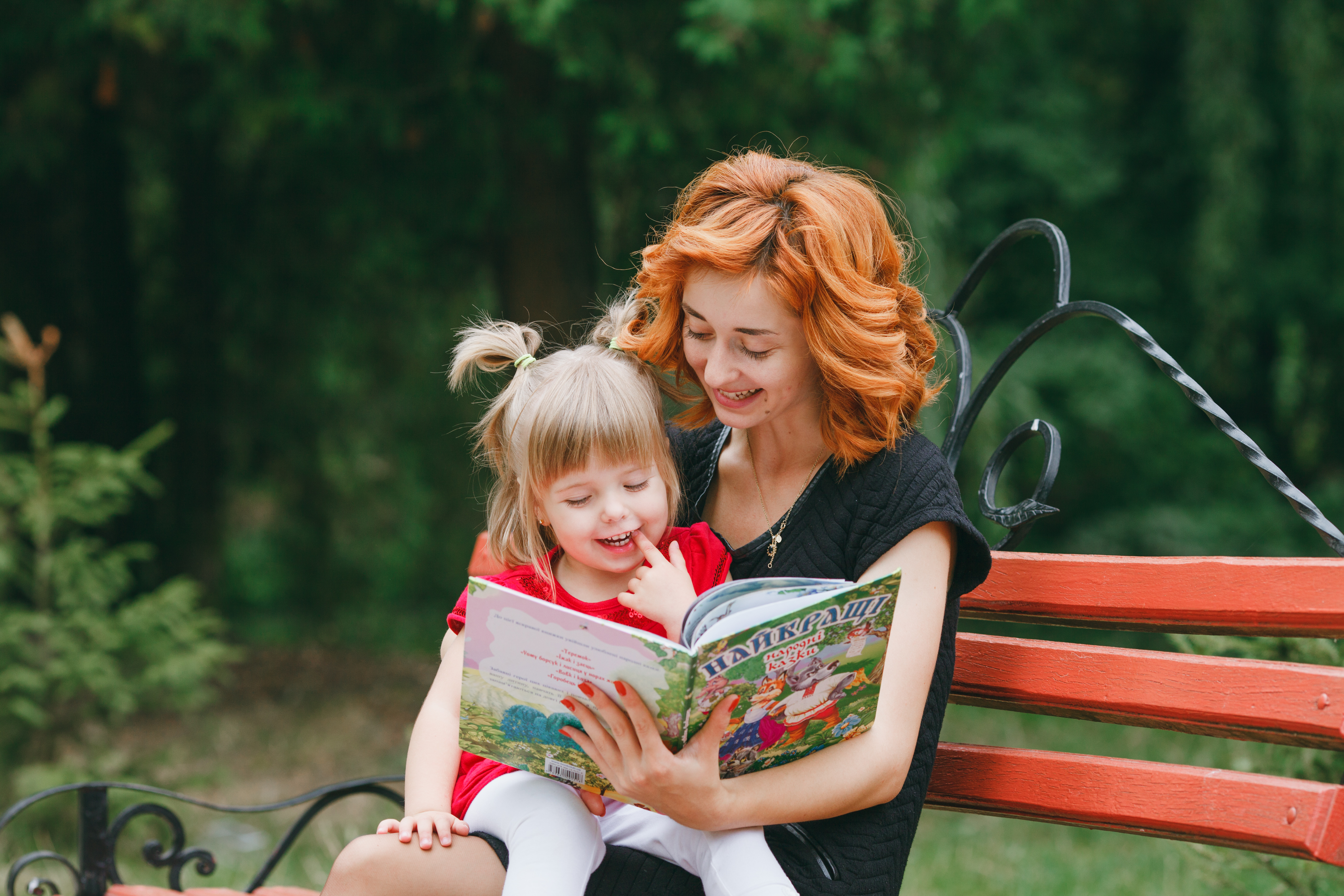 Познакомиться с малышом. Книги для детей. Чтение для детей. Мама читает ребенку. Чтение сказок.